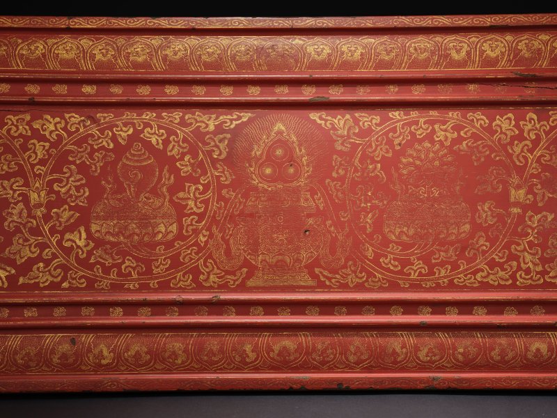 明永樂　紅漆戧金八寶蓮瓣紋經板 | AN ENGRAVED AND GILT-DECORATED RED-LACQUERED WOOD SUTRA COVER - 图4