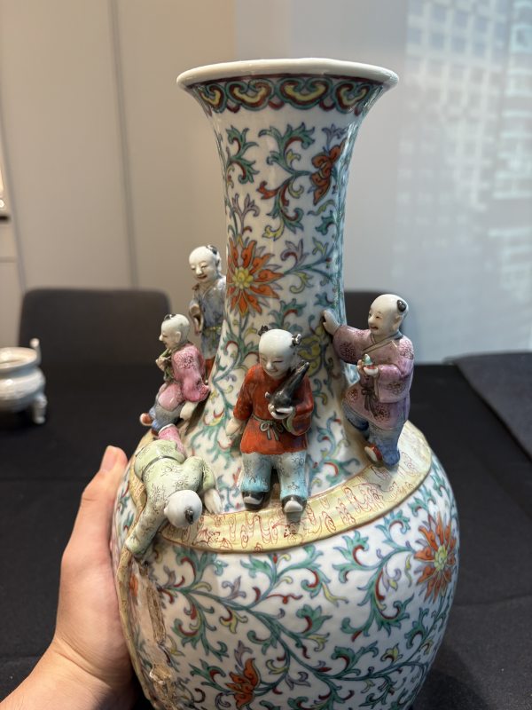 清乾隆鬥彩加粉彩貼塑童子瓶 - 图14