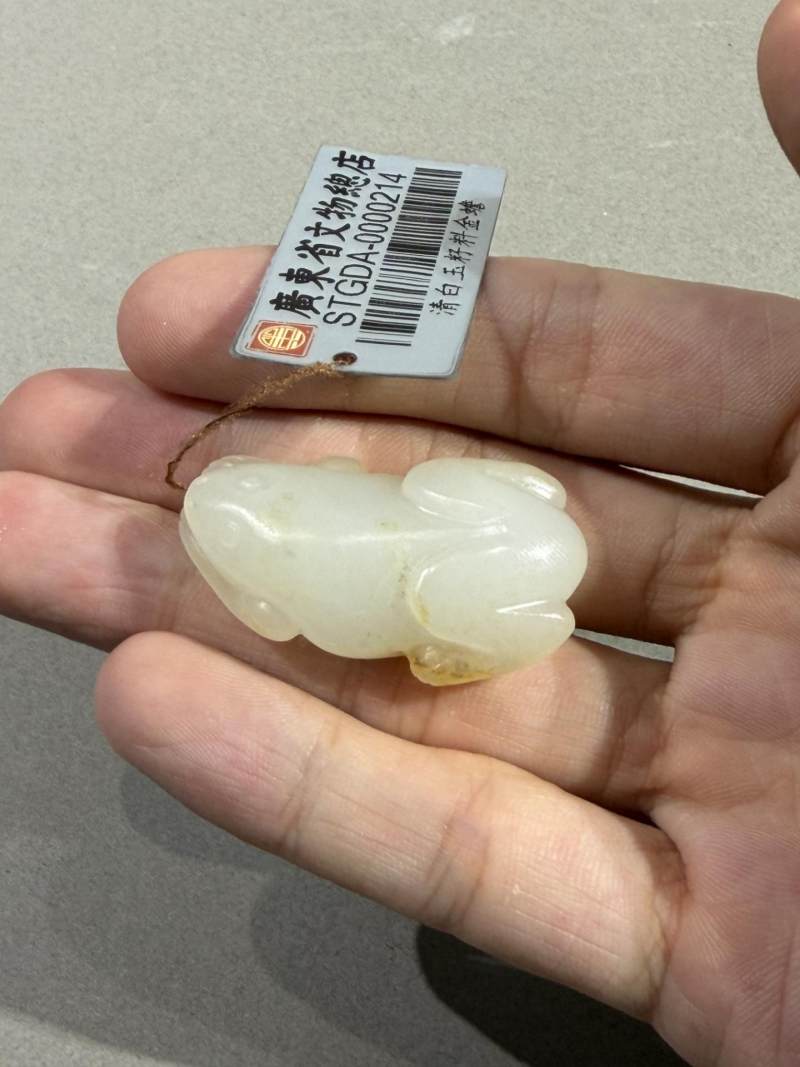    清 白玉籽料圆雕金蟾 - 图4