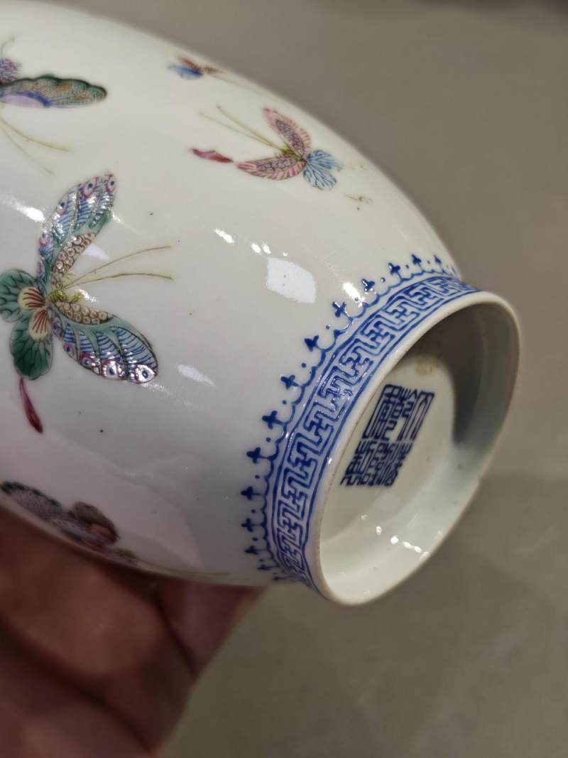    民国 料彩百蝶纹瓶（附原座） - 图7