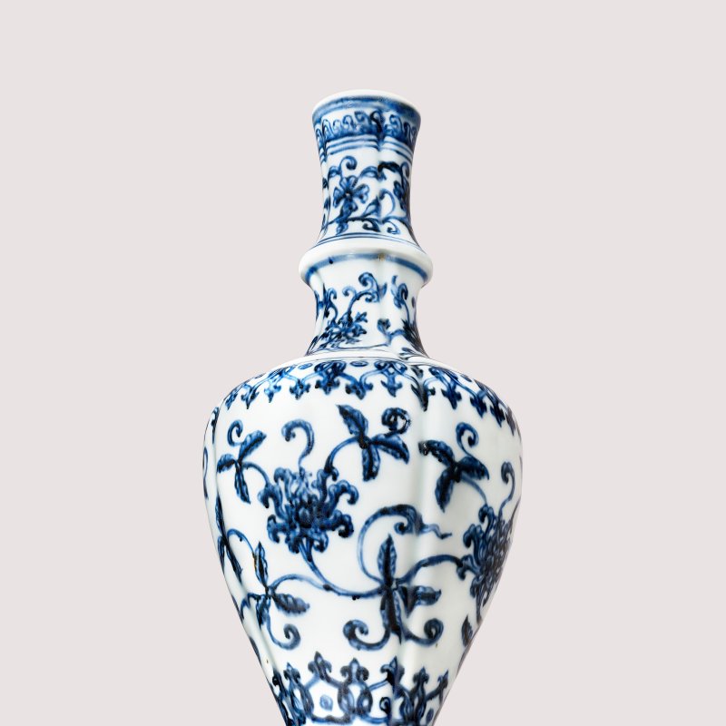 明宣德 御製青花纏枝花卉紋瓜棱式甘露瓶  XUANDE PERIOD (1426-1435) - 图4