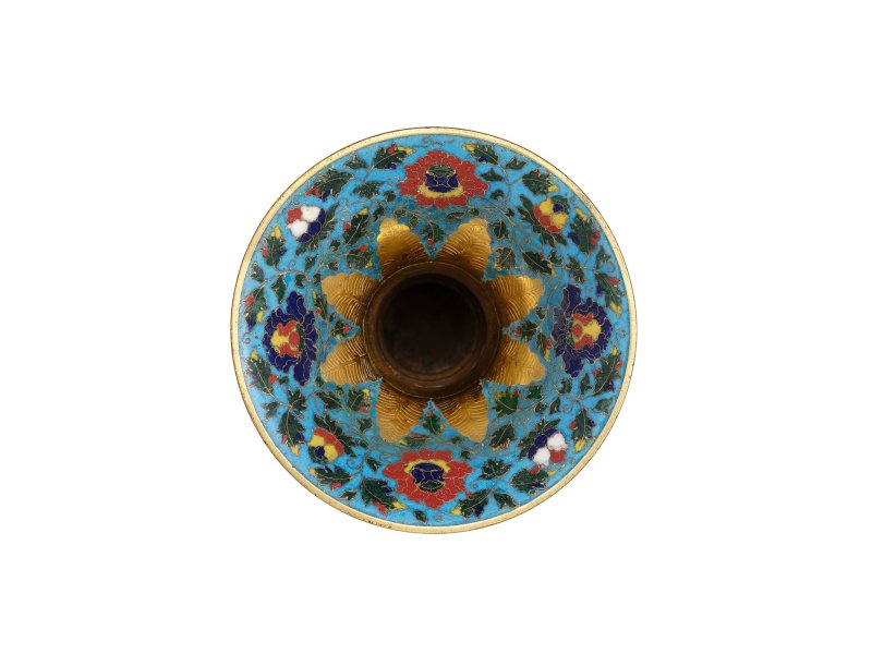 明宣德　掐絲琺瑯纏枝蓮紋出戟尊 | AN EXCEPTIONALLY RARE CLOISONNÉ ENAMEL AND GILT-BRONZE VASE, ZUN - 图3