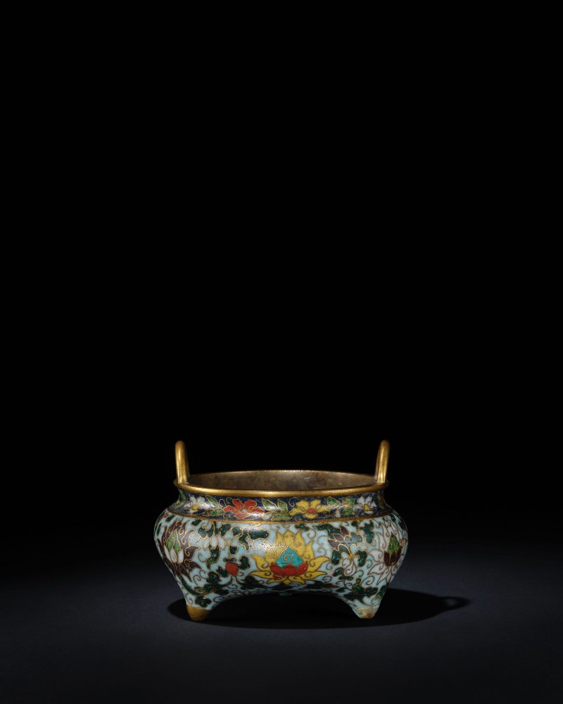 元/明早期　掐絲琺瑯纏枝蓮紋橋耳乳足爐 | A RARE CLOISONNÉ ENAMEL PALE-BLUE-GROUND TRIPOD INCENSE BURNER, DING - 图7