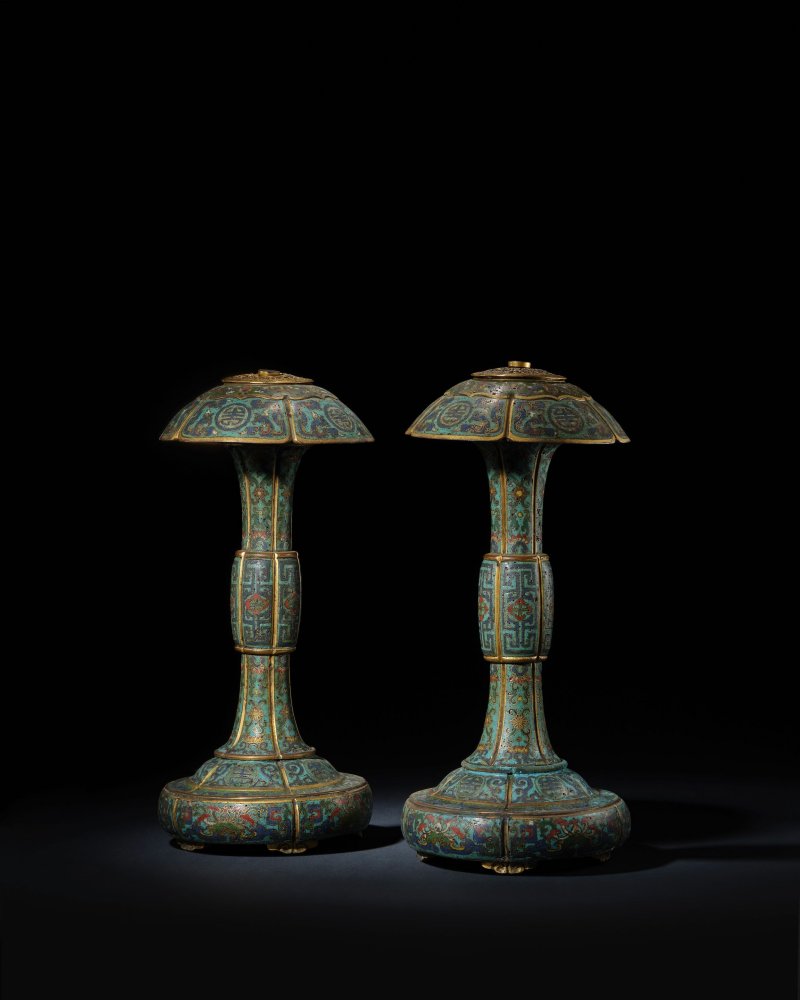 清乾隆　掐絲琺瑯夔龍拱壽紋冠架一對 | A PAIR OF CLOISONNÉ ENAMEL HAT STANDS - 图4