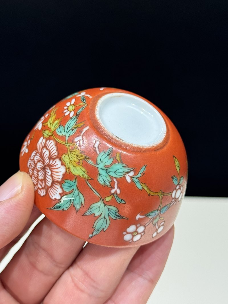 清乾隆 珊瑚红地粉彩花蝶纹卧足杯 - 图10