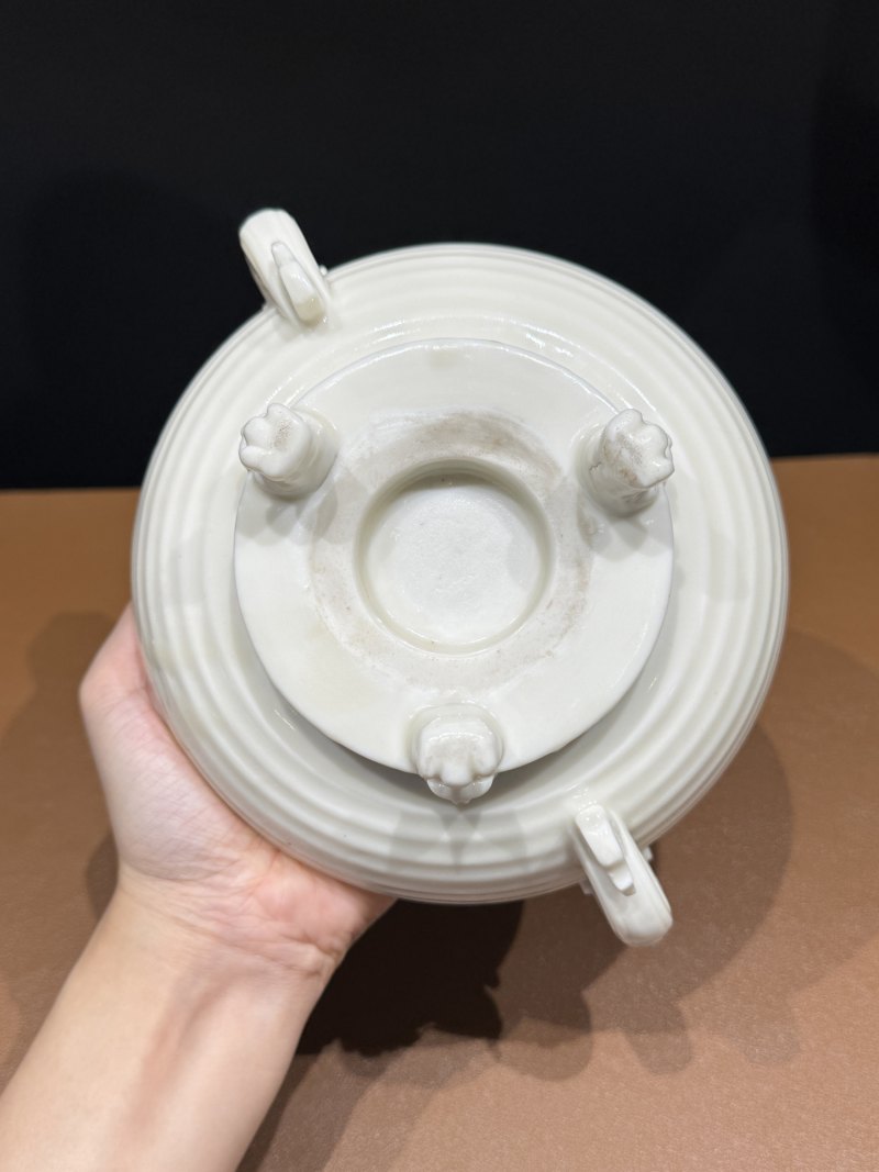 明 德化窑白釉双龙耳簋式三足炉一对 - 图22