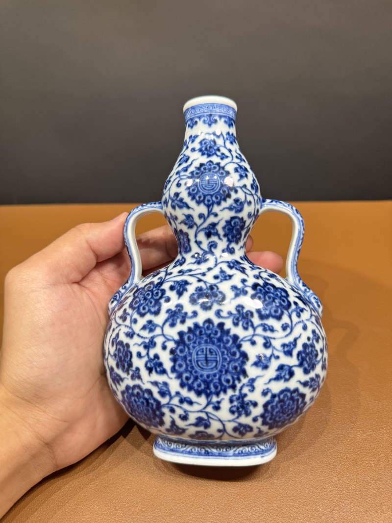 清乾隆 青花团寿纹绶带葫芦扁瓶 - 图3