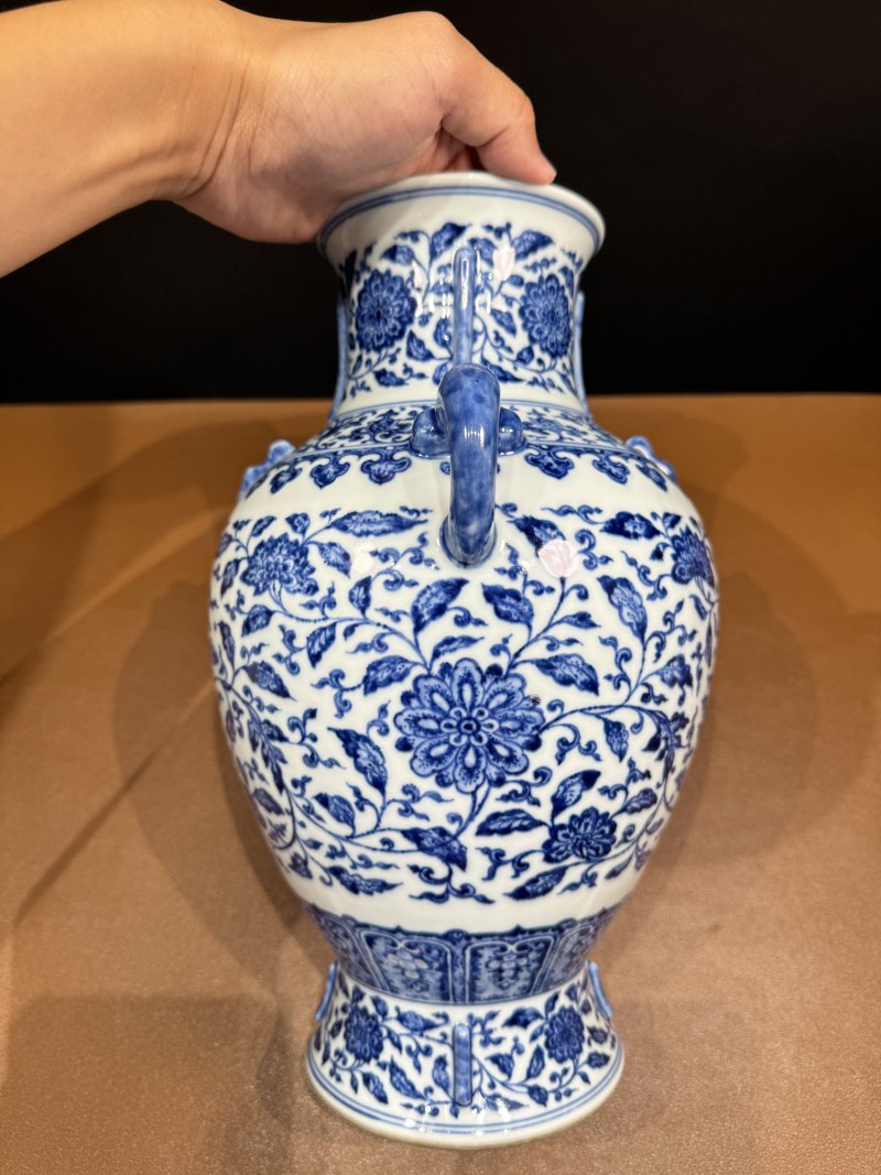 清乾隆 青花缠枝花卉纹出戟双耳尊 - 图8