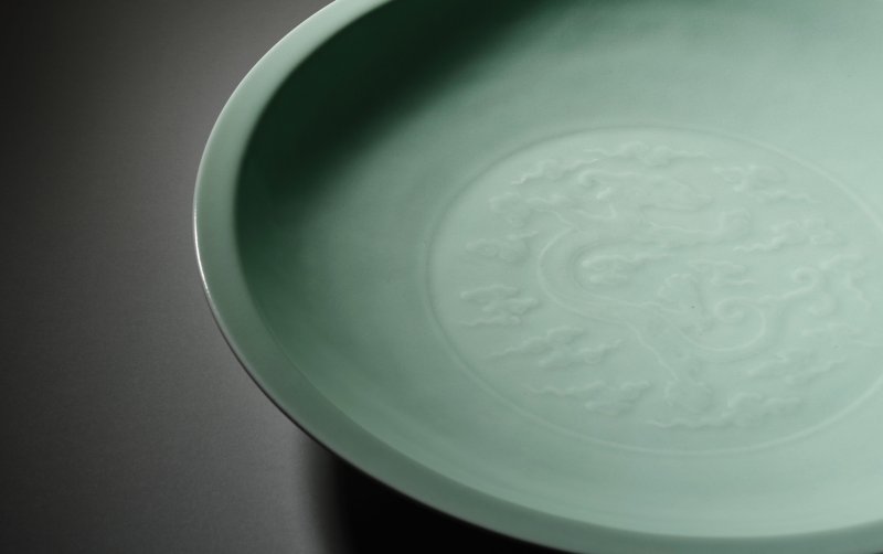 清雍正　粉青釉浮雕螭龍紋大盤 | A LARGE CELADON-GLAZED 'DRAGON' CHARGER - 图6