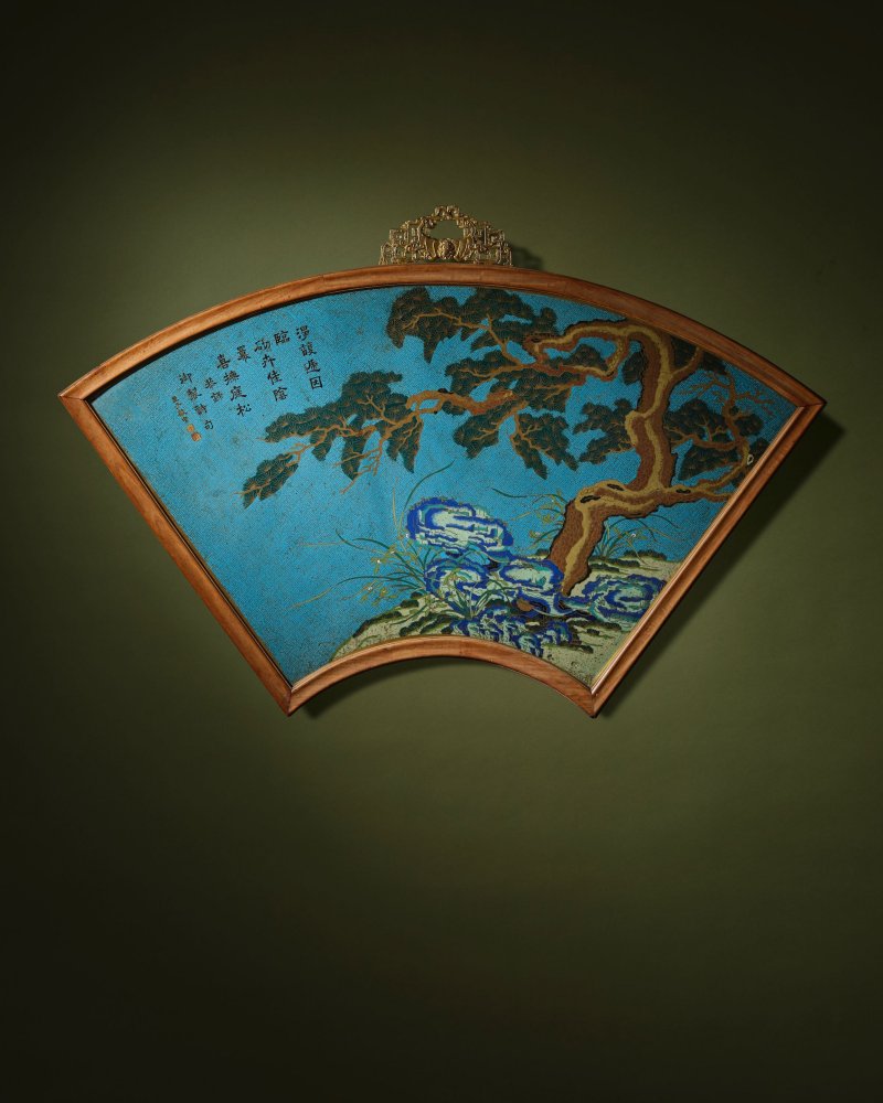 清乾隆　御製掐絲琺瑯馥蘭佳松圖詩文扇式掛屏 | A MAGNIFICENT AND RARE IMPERIAL CLOISONNÉ ENAMEL FAN-SHAPED PANEL - 图1