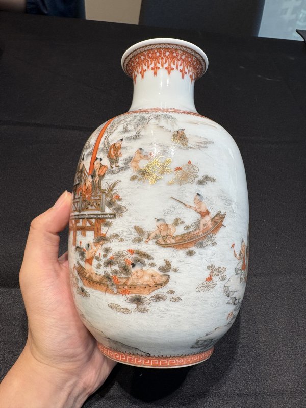 民國汪曉棠 墨彩礬紅描金嬰戲圖瓶 - 图11