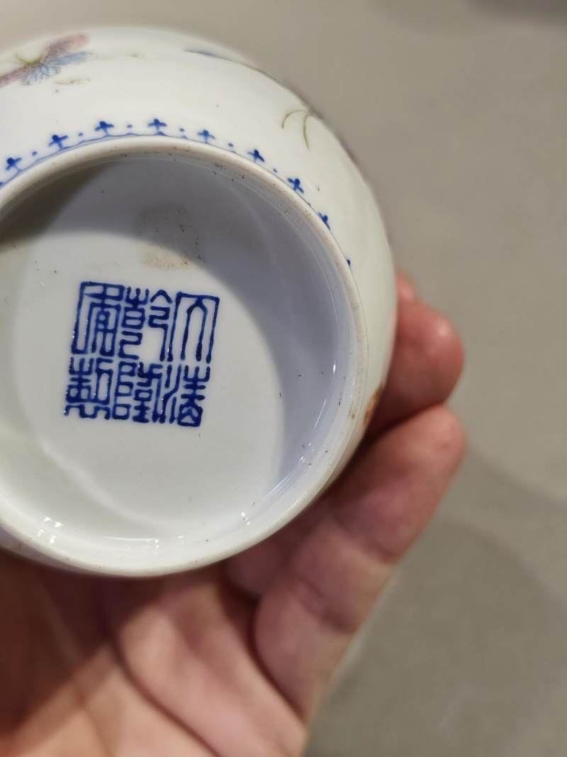    民国 料彩百蝶纹瓶（附原座） - 图8
