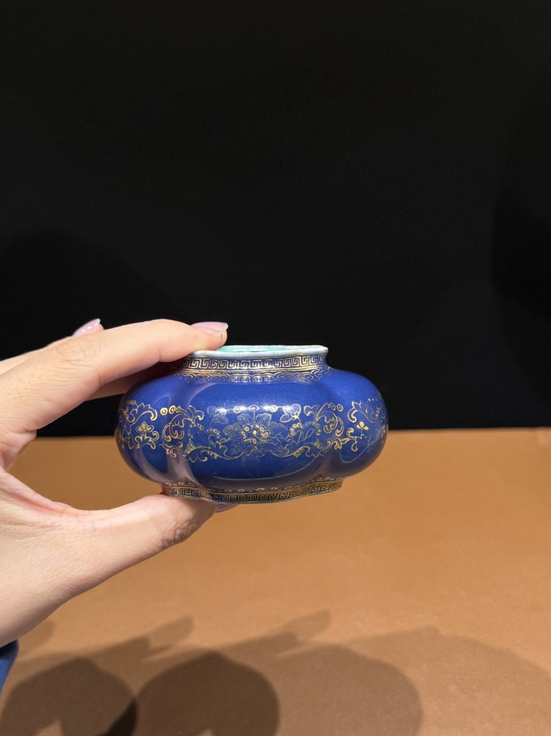 清乾隆 霁蓝描金缠枝莲海棠式水丞 - 图4