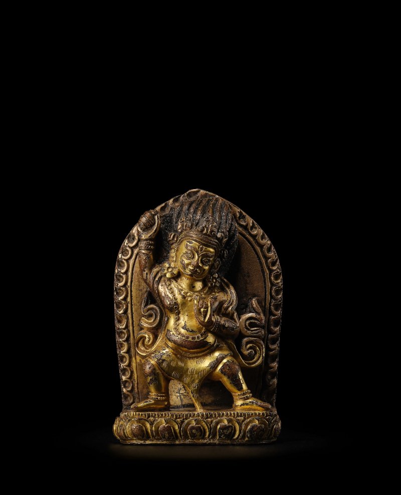 西藏 十三世紀 銅鎏金金剛手菩薩像 | A GILT COPPER ALLOY FIGURE OF VAJRAPANI - 图5