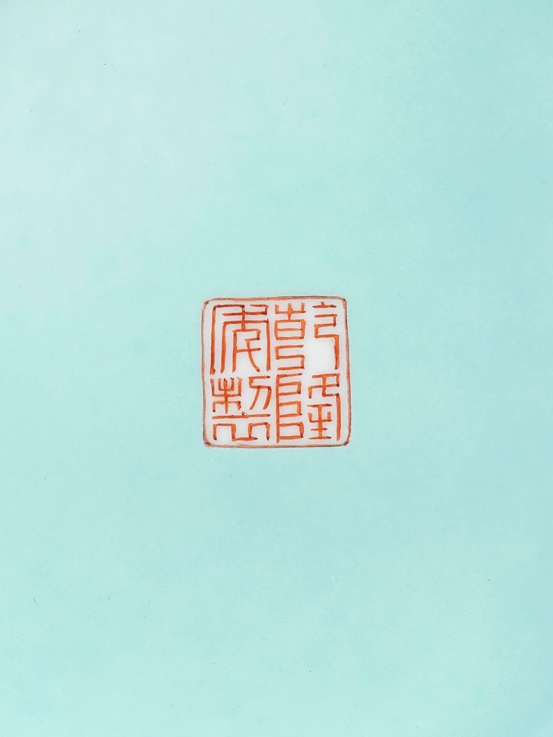 清乾隆　御製黃地洋彩軋道錦地折枝洋花玉壺春瓶 | A MAGNIFICENT AND FINELY ENAMELLED IMPERIAL YELLOW-GROUND SGRAFFIATO YANGCAI 'FLORAL' VASE, YUHUCHUNPING - 图6