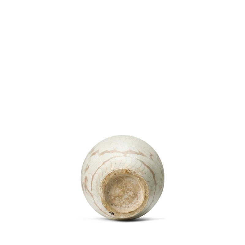 北宋　磁州窯白剔花牡丹紋梅瓶 | A CIZHOU WHITE-GLAZED 'SGRAFFIATO' VASE, MEIPING - 图3