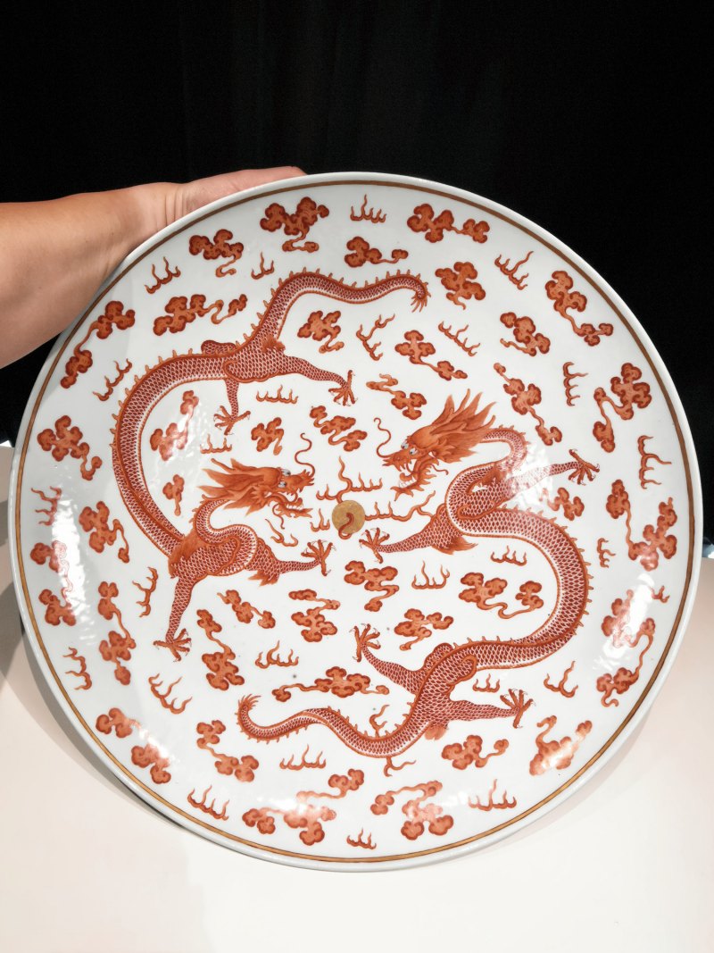 清光绪 矾红描金双龙戏珠大纹盘一对 - 图2