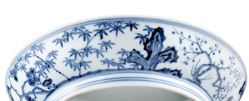 明宣德 青花歲寒三友紋盤 雙圈六字楷書款  XUANDE SIX-CHARACTER MARK IN UNDERGLAZE BLUE WITHIN A DOUBLE CIRCLE AND OF THE PERIOD (1426-1435) - 图4