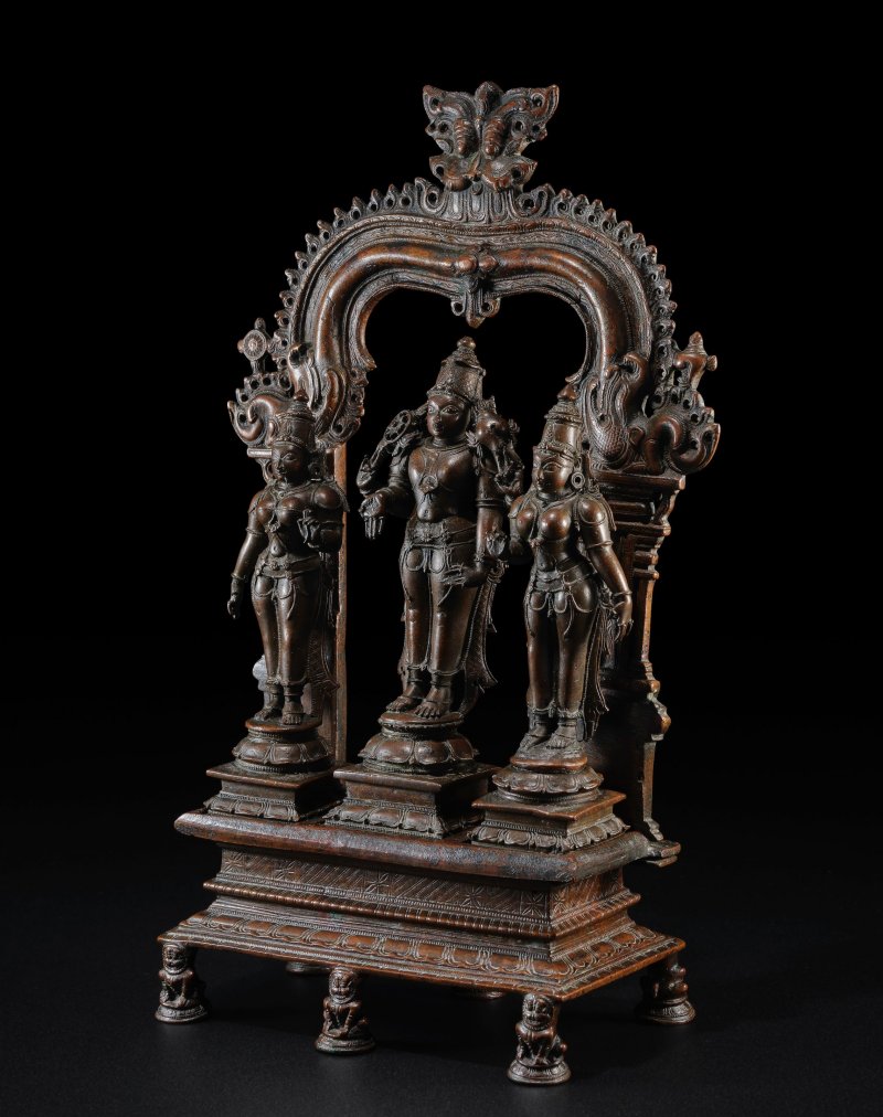 印度南部 十六世紀 毗濕奴及眷屬銅神龕 | A COPPER ALLOY ALTARPIECE WITH VISHNU AND CONSORTS - 图1