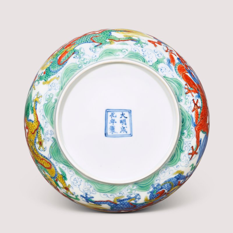 明成化 鬥彩波濤行龍紋盤 雙方框六字楷書款  CHENGHUA SIX-CHARACTER MARK IN UNDERGLAZE BLUE WITHIN A DOUBLE SQUARE AND OF THE PERIOD (1465–1487) - 图5