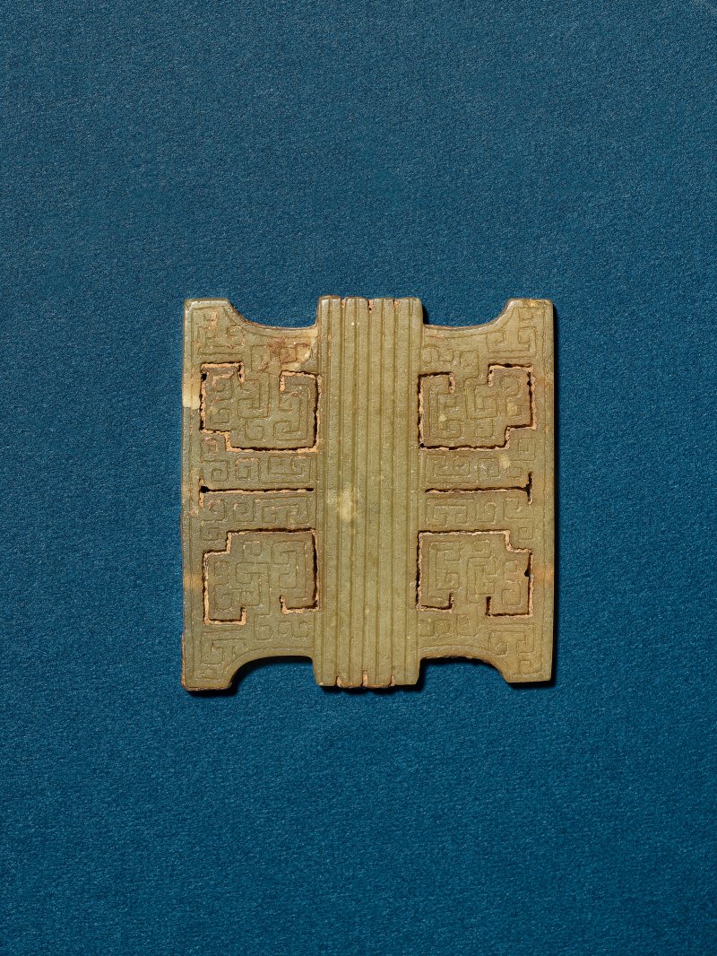 春秋或以後 秦式鏤空玉牌  SPRING AND AUTUMN PERIOD (770-476 BC) OR LATER