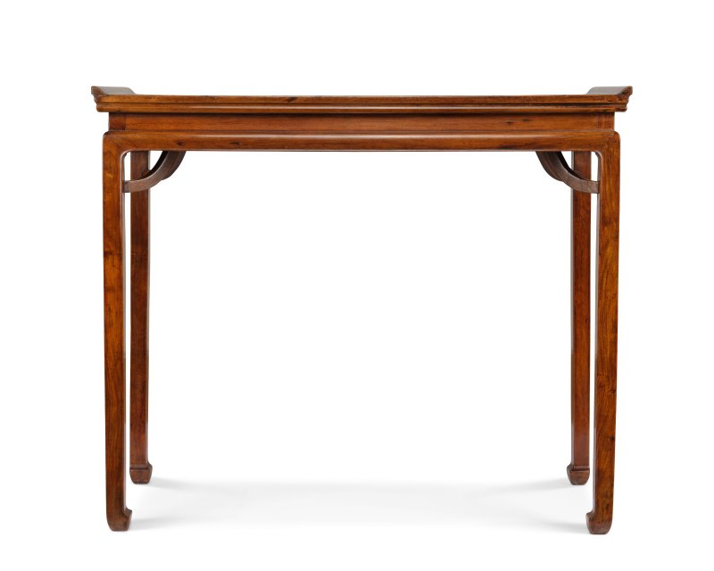 十七世紀　黃花梨有束腰霸王棖翹頭案 | A RARE HUANGHUALI HIGH-WAISTED SIDE TABLE, QIAOTOUAN - 图2