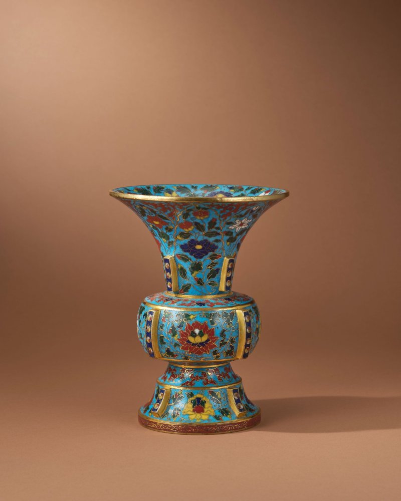 明宣德　掐絲琺瑯纏枝蓮紋出戟尊 | AN EXCEPTIONALLY RARE CLOISONNÉ ENAMEL AND GILT-BRONZE VASE, ZUN - 图4