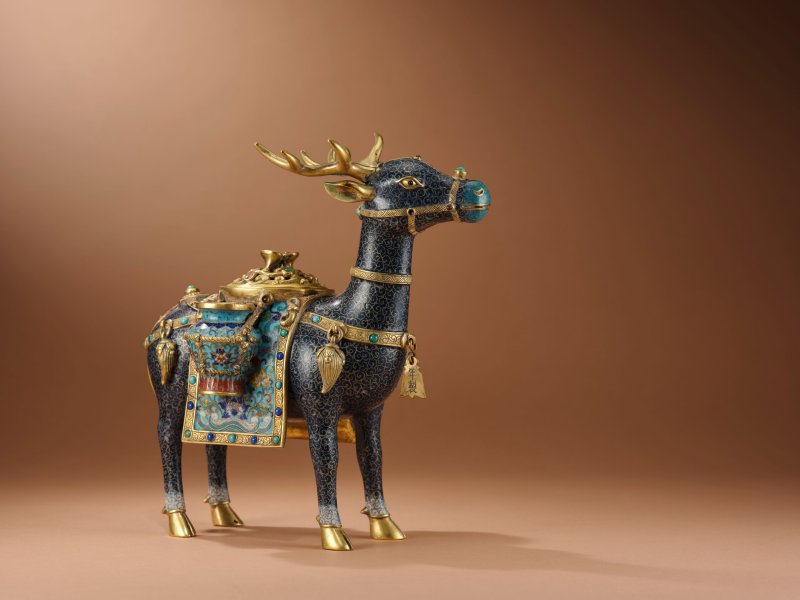 清嘉慶　御製嵌寶掐絲鏨胎琺瑯天祿蓋爐 | AN EXCEPTIONALLY RARE IMPERIAL CLOISONNÉ AND CHAMPLEVÉ ENAMEL AND GILT-BRONZE STAG-SHAPED INCENSE BURNER AND COVER - 图2