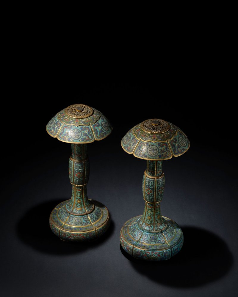 清乾隆　掐絲琺瑯夔龍拱壽紋冠架一對 | A PAIR OF CLOISONNÉ ENAMEL HAT STANDS - 图5