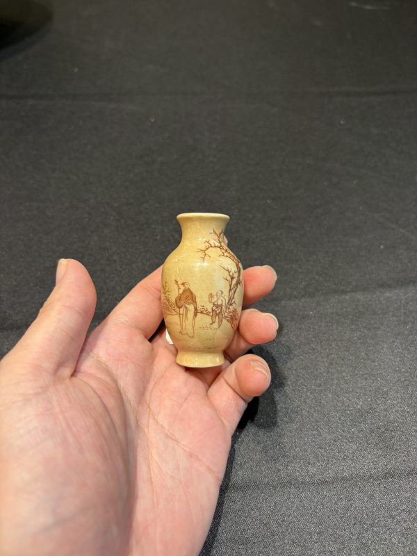 清乾隆米黃地赭彩高士圖小瓶 - 图7