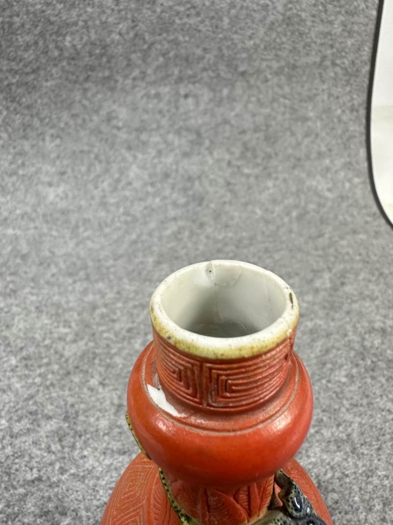    珊瑚红蟠螭纹瓶 - 图11