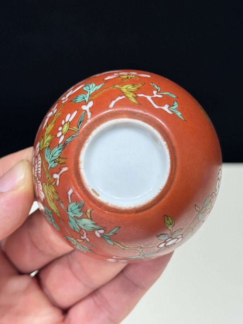 清乾隆 珊瑚红地粉彩花蝶纹卧足杯 - 图11