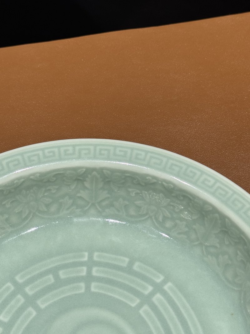 清乾隆 粉青釉模印暗刻八卦纹洗 - 图9