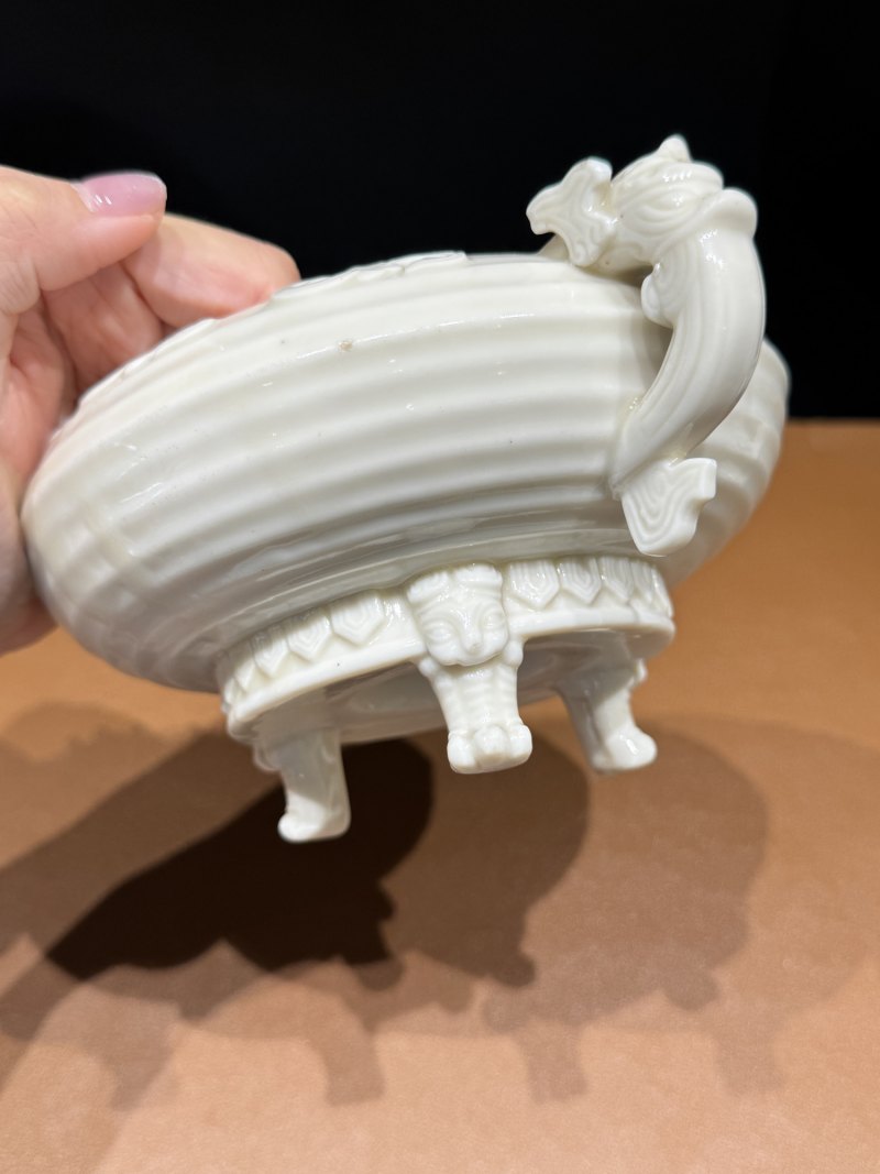 明 德化窑白釉双龙耳簋式三足炉一对 - 图23
