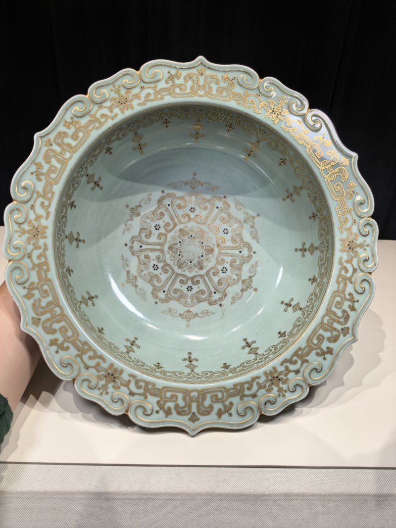 清乾隆 粉青釉浅浮雕描金福寿吉庆如意花口大洗 - 图5