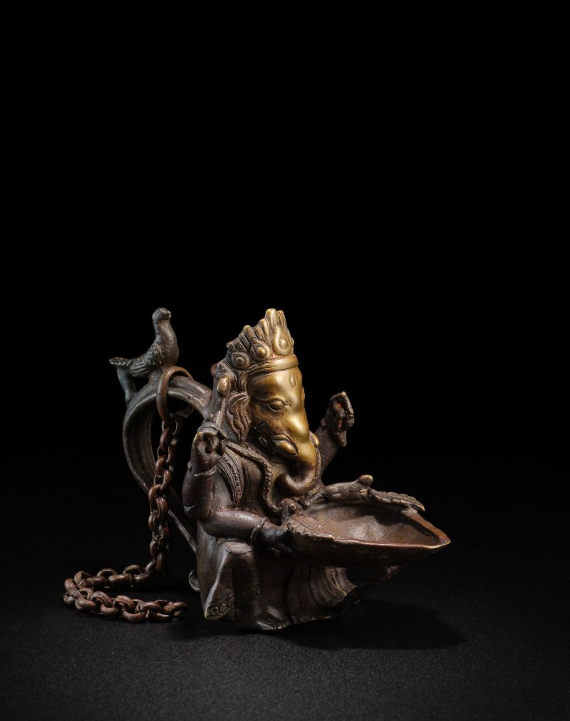 尼泊爾 十七/十八世紀 象神銅油燈 | A COPPER ALLOY GANESHA OIL LAMP - 图3
