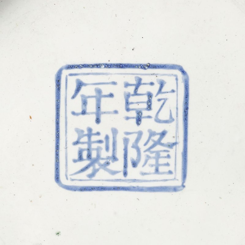 清乾隆　銅胎北京畫琺瑯黃地纏枝花卉紋長頸瓶一對 | A PAIR OF VERY RARE BEIJING-ENAMEL YELLOW-GROUND VASES - 图4