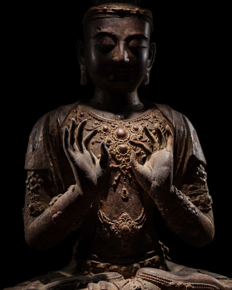 十四世紀 漆金木菩薩坐像 | A RARE LARGE LACQUERED WOOD FIGURE OF A SEATED BODHISATTVA - 图9