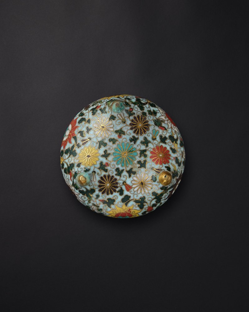 元/明早期　掐絲琺瑯纏枝蓮紋橋耳乳足爐 | A RARE CLOISONNÉ ENAMEL PALE-BLUE-GROUND TRIPOD INCENSE BURNER, DING - 图8