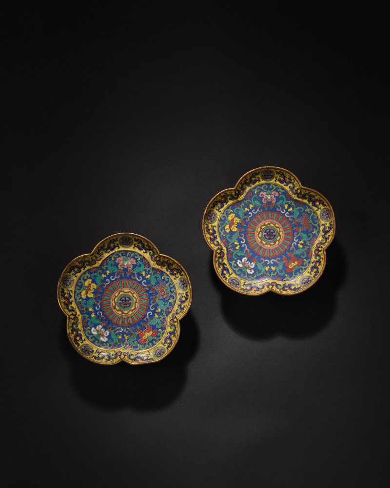 清乾隆　掐絲琺瑯勾蓮壽字紋梅花式高足盤一對 | A PAIR OF CLOISONNÉ ENAMEL MALLOW FORM STEM DISHES - 图5