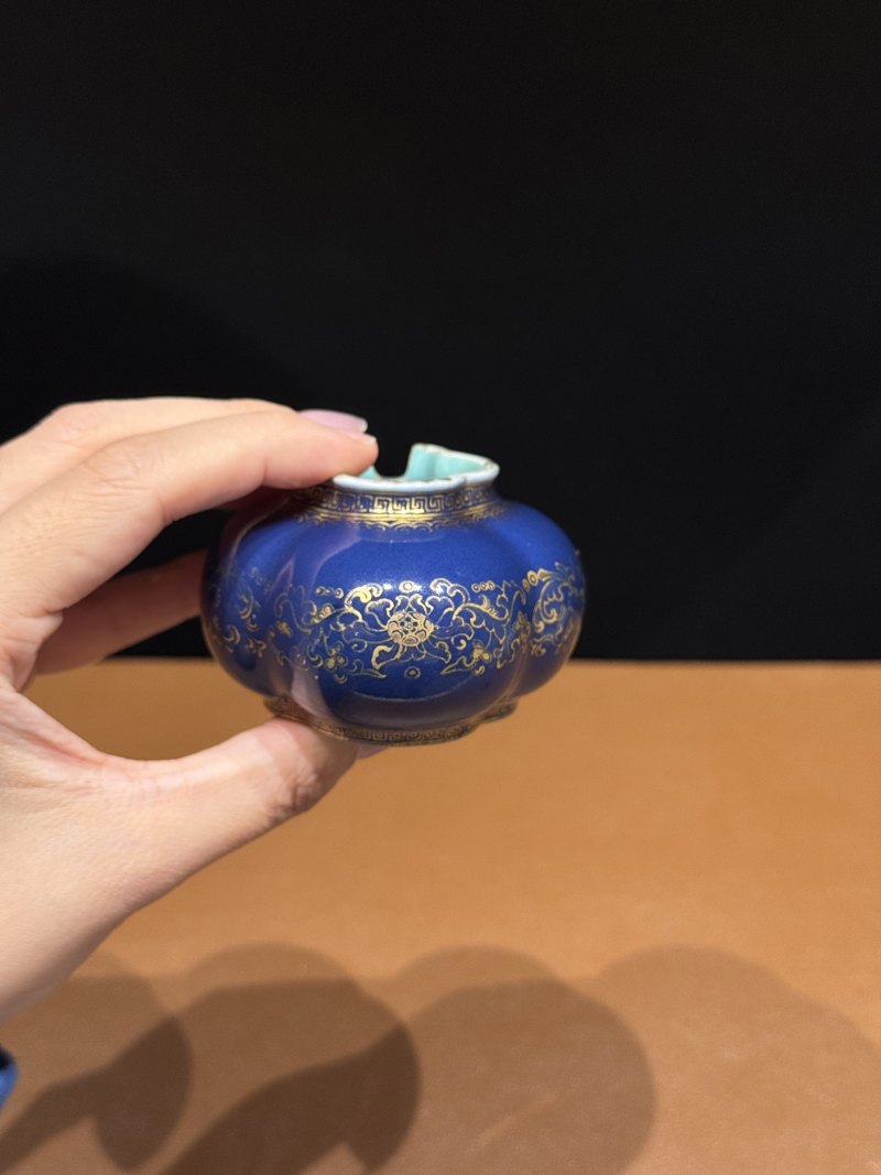 清乾隆 霁蓝描金缠枝莲海棠式水丞 - 图5