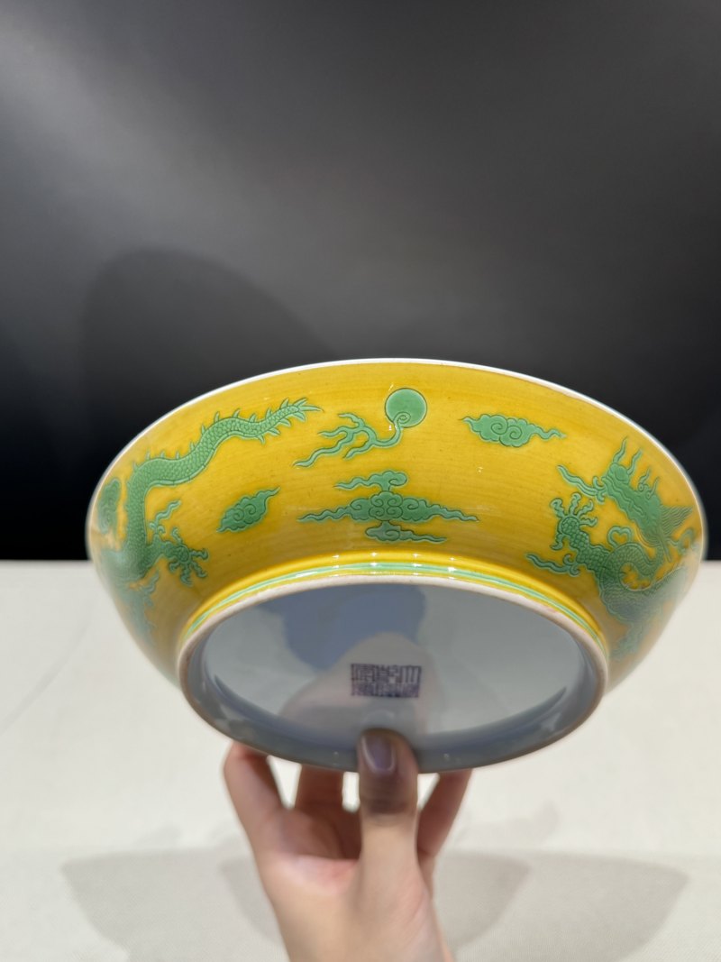 清乾隆 黄地绿龙纹盘 - 图7