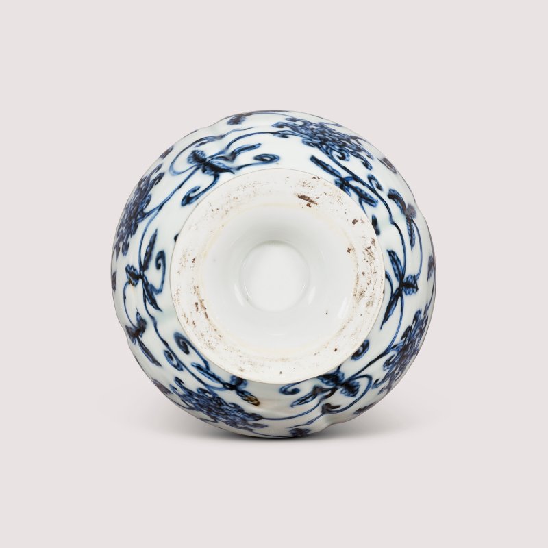 明宣德 御製青花纏枝花卉紋瓜棱式甘露瓶  XUANDE PERIOD (1426-1435) - 图5
