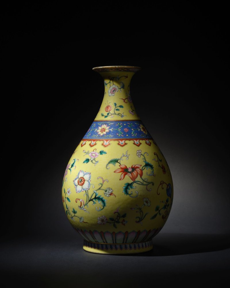清乾隆　御製黃地洋彩軋道錦地折枝洋花玉壺春瓶 | A MAGNIFICENT AND FINELY ENAMELLED IMPERIAL YELLOW-GROUND SGRAFFIATO YANGCAI 'FLORAL' VASE, YUHUCHUNPING - 图7