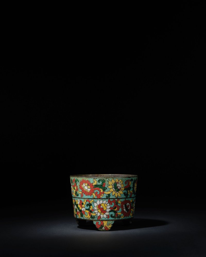 十四世紀　掐絲琺瑯纏枝蓮托雜寶紋三足爐 | A VERY RARE CLOISONNÉ ENAMEL 'TREASURES' INCENSE BURNER