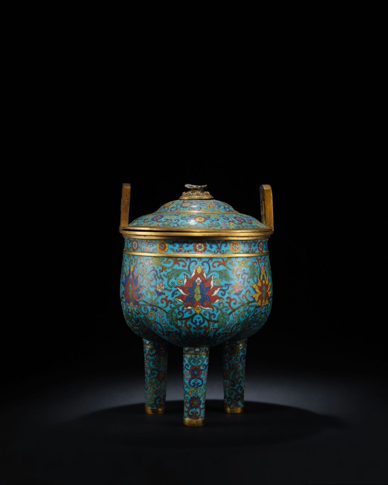 清乾隆　掐絲琺瑯番蓮紋鼎式三足蓋爐 | A CLOISONNÉ ENAMEL TRIPOD INCENSE BURNER AND COVER, DING - 图4