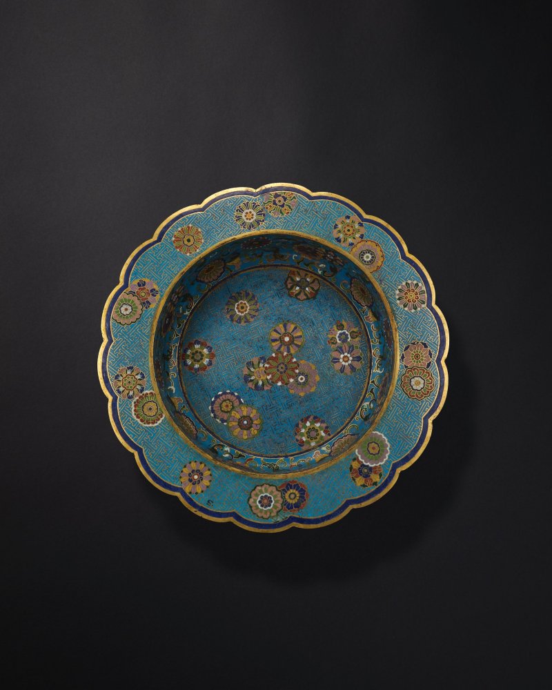 清十八世紀　鏨胎琺瑯皮球花花口折沿盆 | A LARGE CHAMPLEVÉ ENAMEL LOBED 'FLOWER-BALL' BASIN - 图5