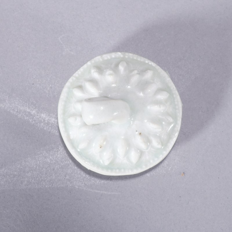 明代 青白釉模印缠枝花卉纹瓜棱壶 - 图4
