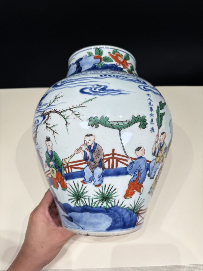 清顺治-康熙 青花五彩婴戏拟三国诸葛亮五丈原退兵图将军罐 - 图6