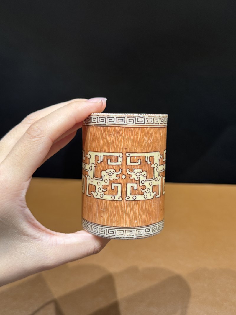 清乾隆 仿竹纹釉夔龙纹笔筒 - 图3